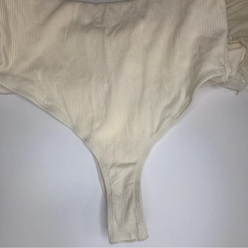 EUC Anna Grace Cream Ruffle Sleeve Bodysuit - Picture 3 of 4